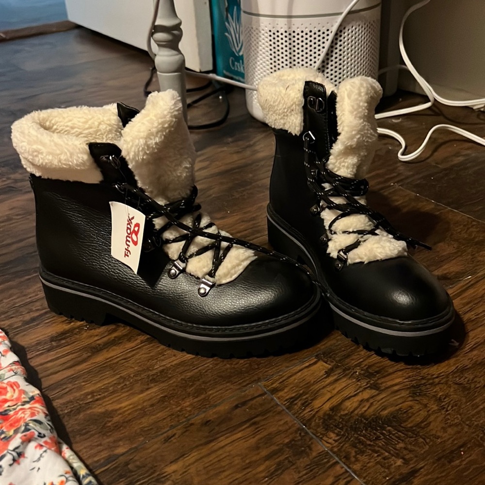 Tommy Hilfiger lace up combat winter boots. Black leather with cream fur.